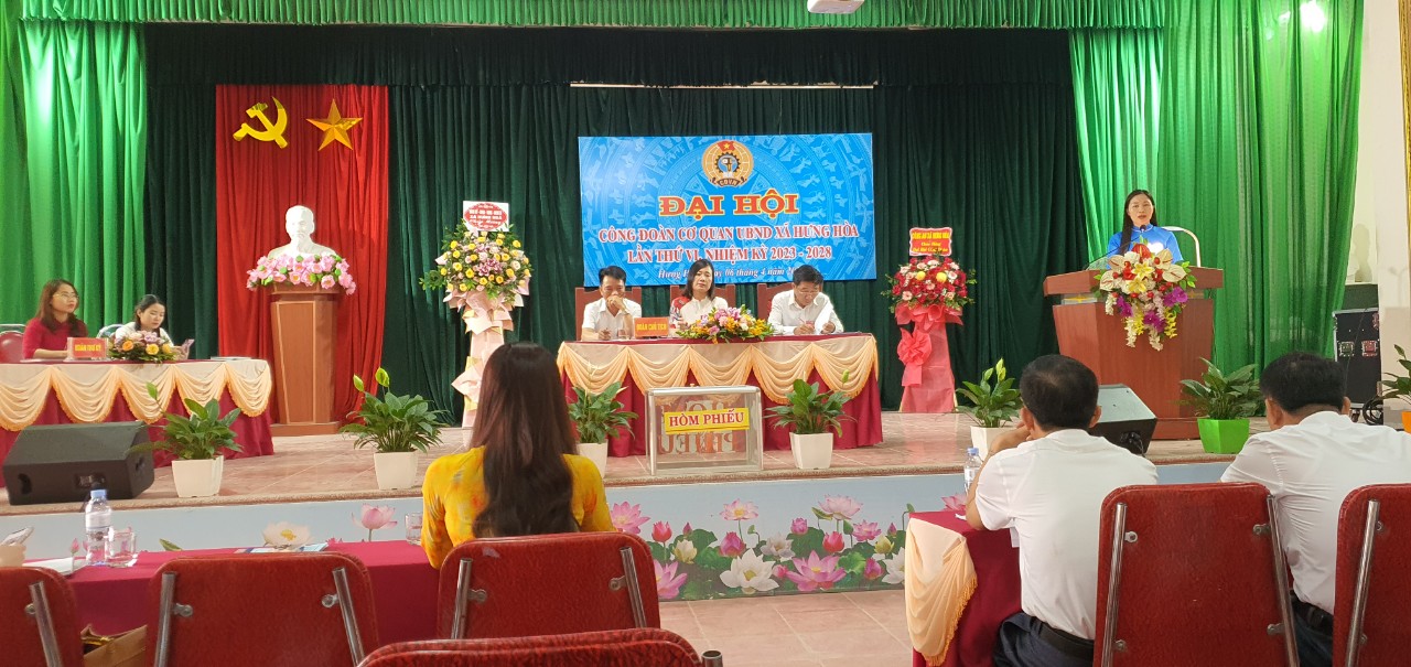 đồng chí Trần Lệ Thi, phó BCH công đoàn  thành phố Vinh phát biểu tại Đại Hội